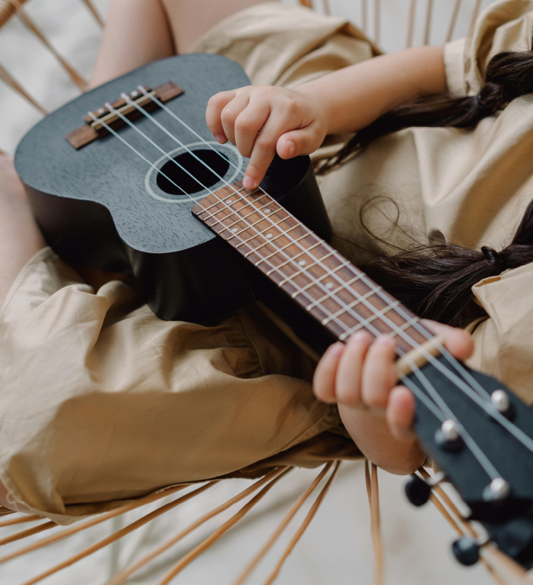 Une petite fille joue de la guitare
