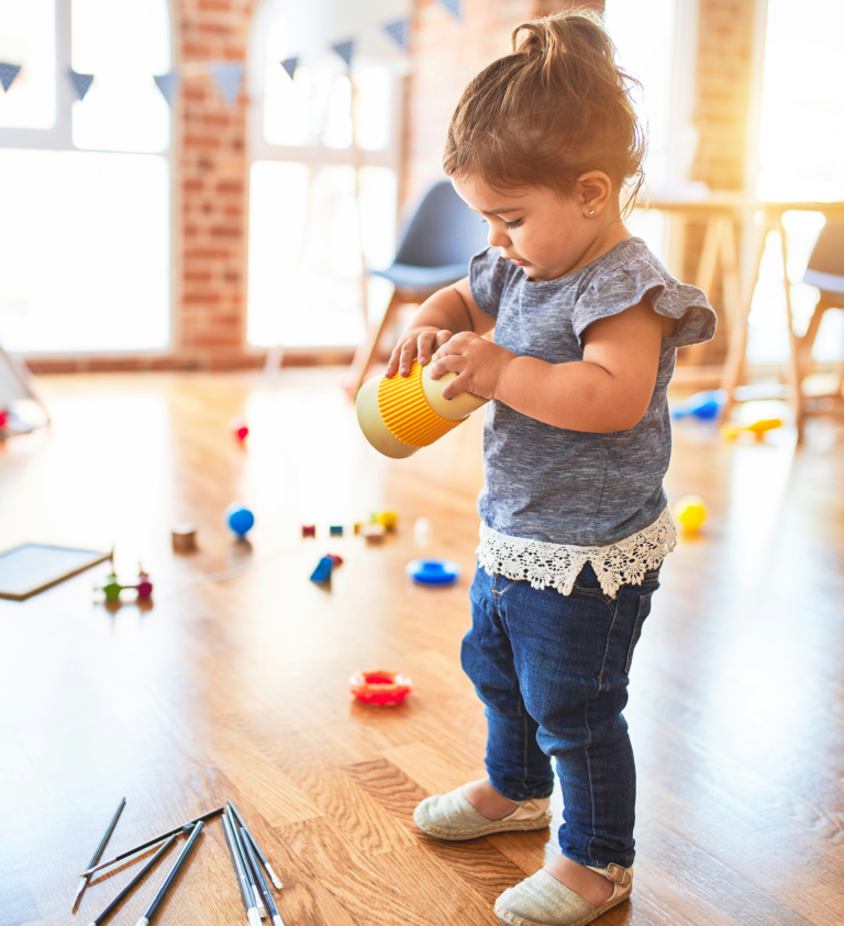 Petite fille jouant avec des jeux en bois