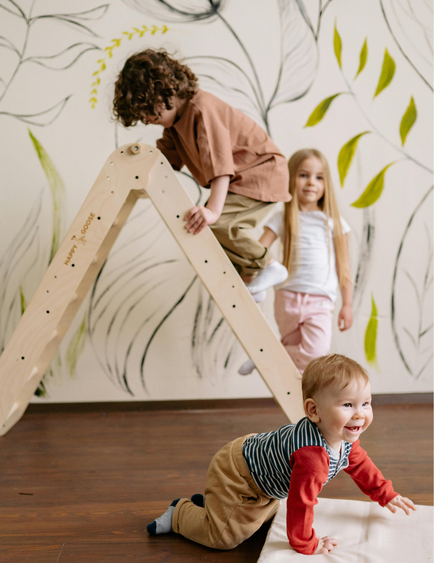 des enfants jouant autour d'un toboggan