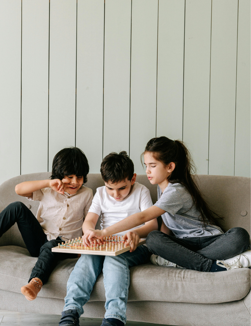 des enfants jouent ensemble à un jeu de société