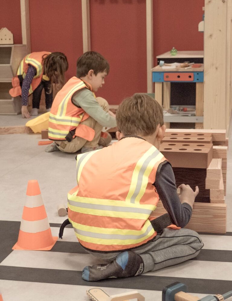 des enfants jouent à un jeu d'imitation de chantier à la Cité des Petits Rêveurs