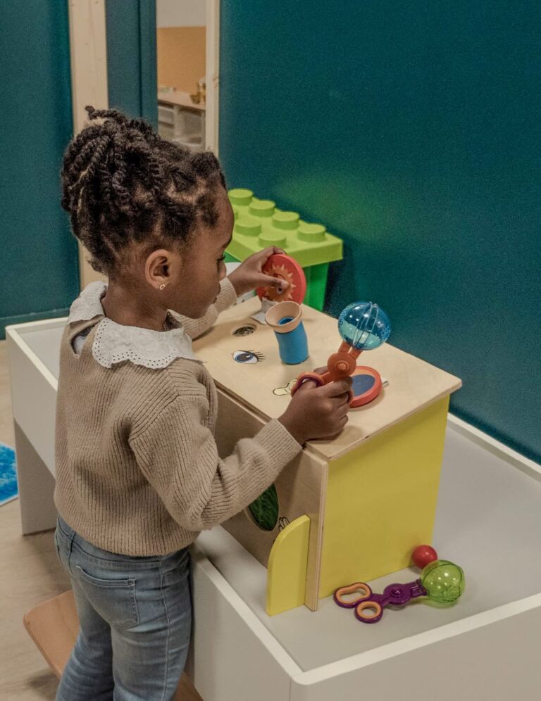 une petite feuille joue à un jeu de découverte avec de la lumière à la Cité des Petits Rêveurs