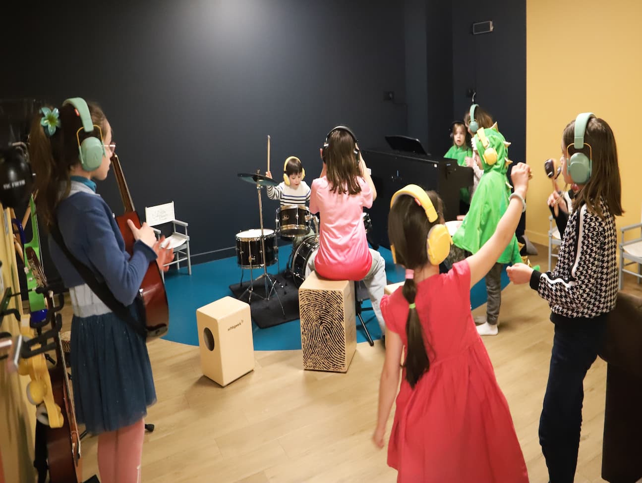 Un groupe d'enfants découvre les instruments de musique